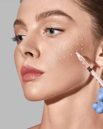 Aplicação de skinbooster no rosto
